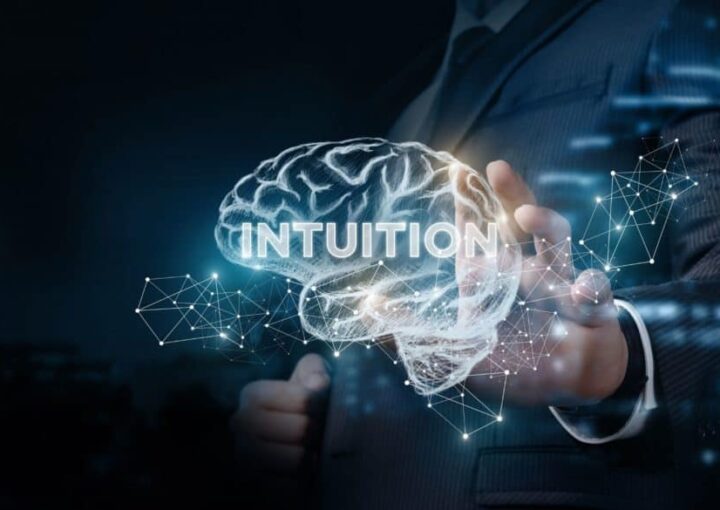 un cerveau avec le mot intuition écrit dedans