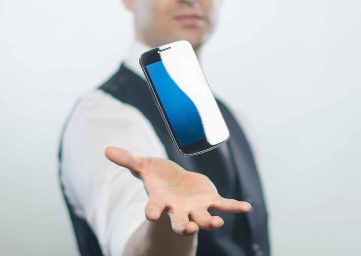 Vinz le magicien fait léviter un téléphone entre ces mains