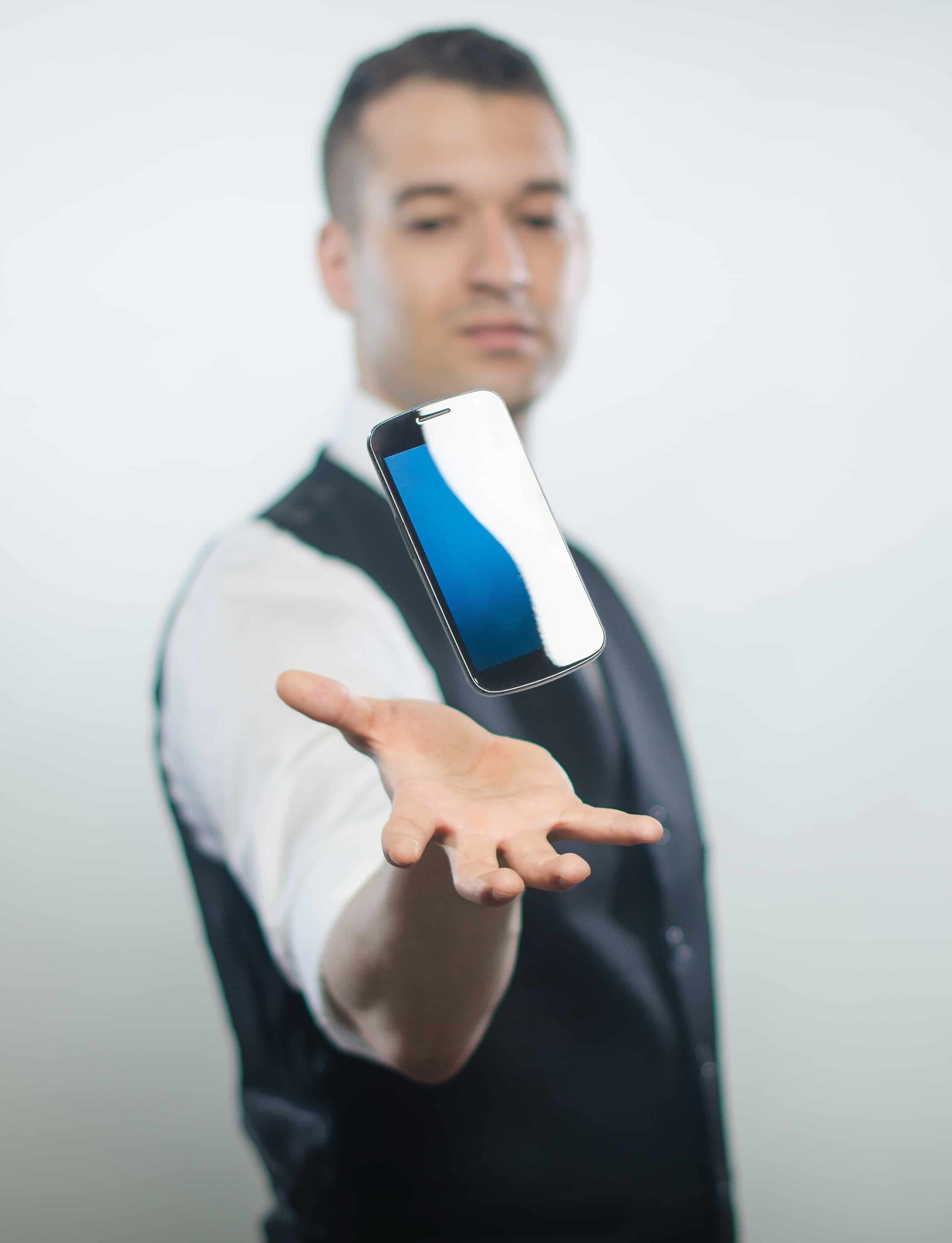 Vinz le magicien fait léviter un téléphone entre ces mains
