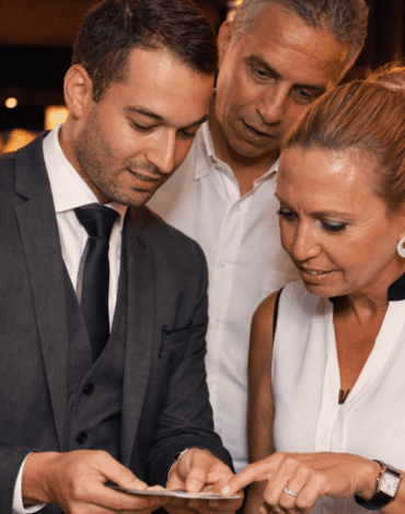 vinz magicien faisant un tour de carte devant un public d'hommes et de femmes