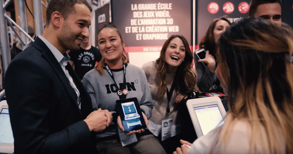 vinz magicien faisant un tour de magie en salon professionnel