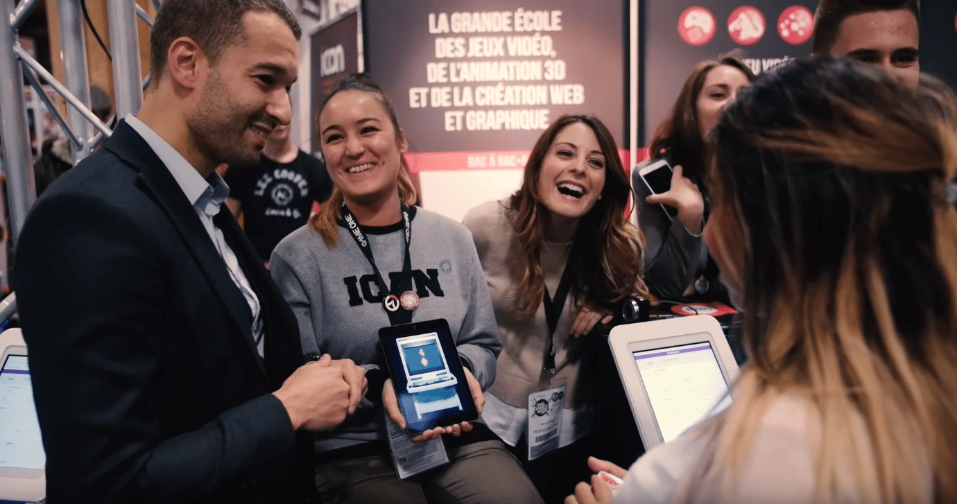 vinz magicien faisant un tour de magie en salon professionnel