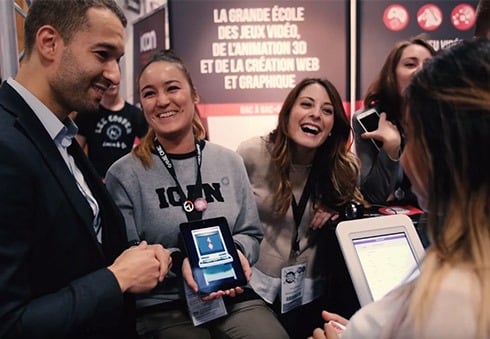 vinz magicien faisant un tour de magie en salon professionnel