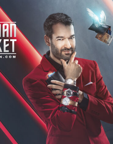 Artiste pickpocket en action lors d'un cocktail d'entreprise